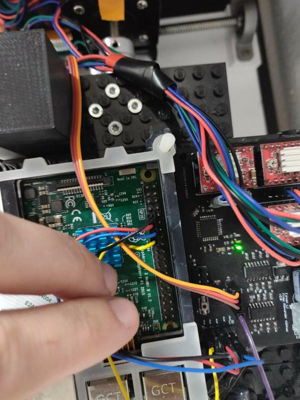Werkbank mit Elektronik, Platinen und Handy
